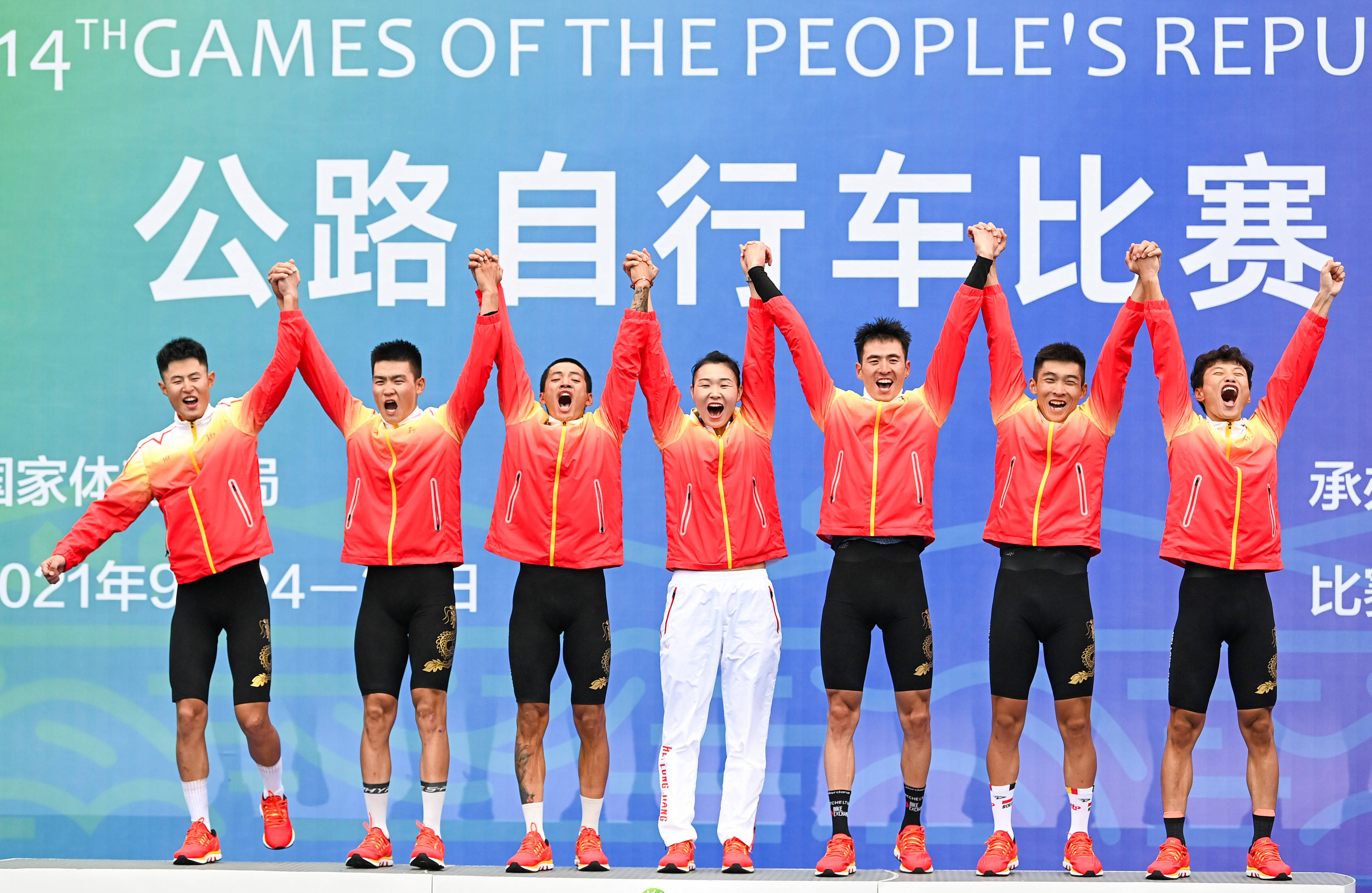 团体合作！选手默契配合，共同终结对手困境