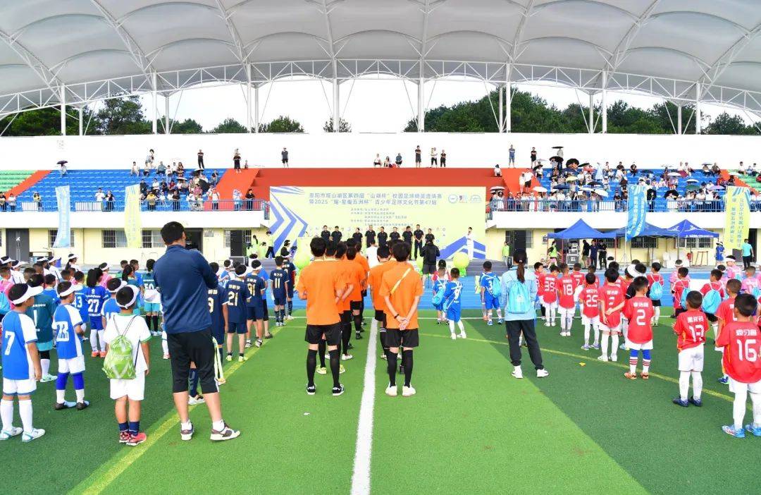 国内足球赛场火爆，球员斗志昂扬