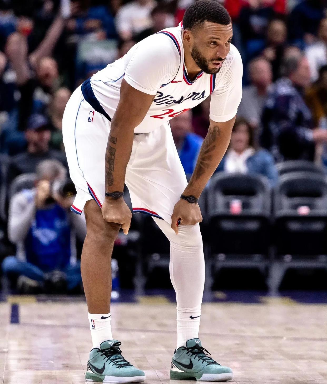 关于快船惨遭逆转，莱昂纳德带球破坏再被削的信息