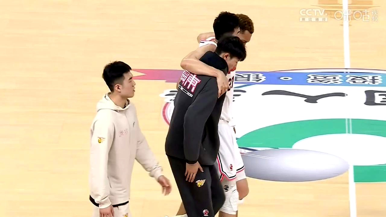 体育比赛中的情感碰撞令人动容