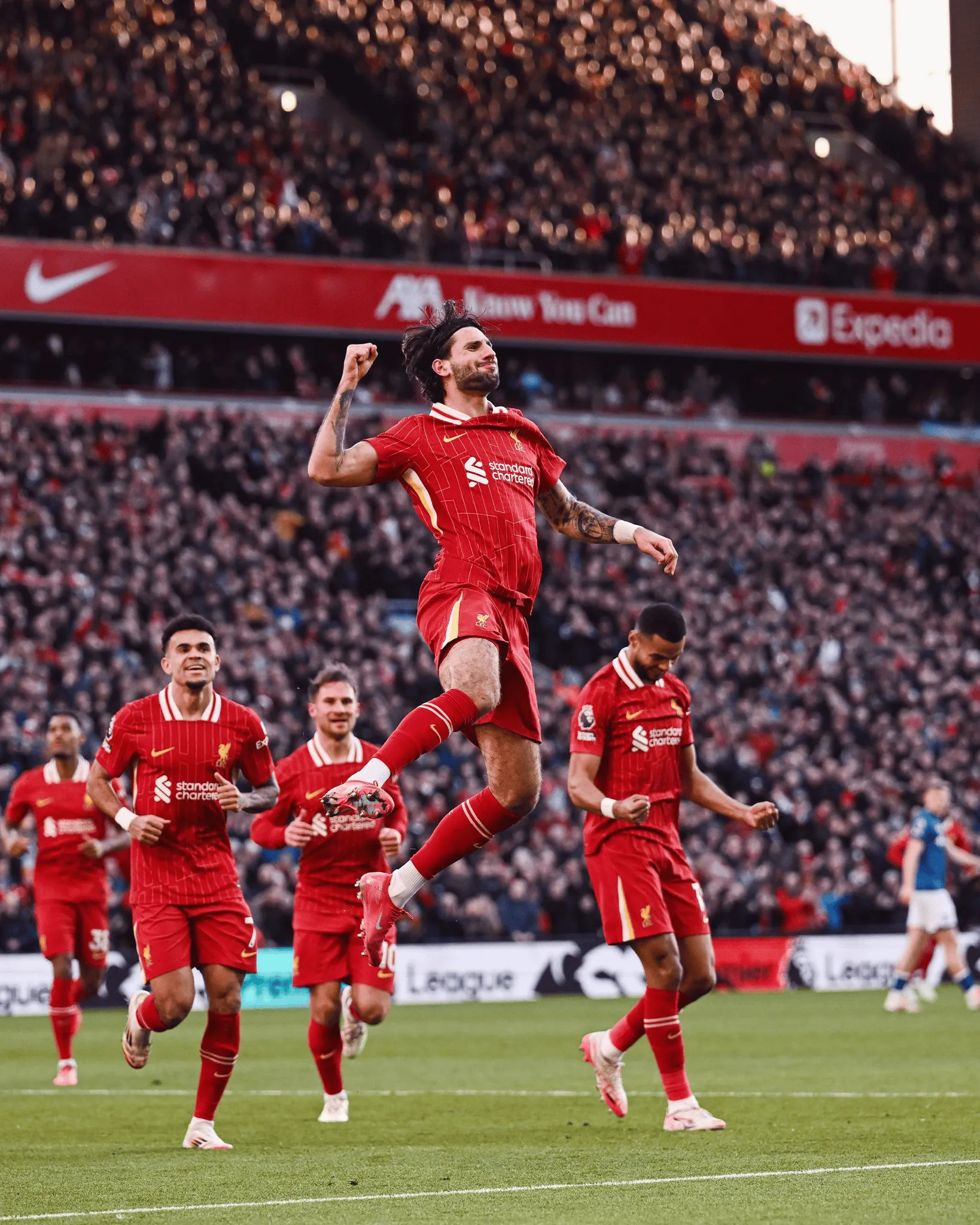 包含特写：利物浦-完胜那不勒斯，晋级八强的词条