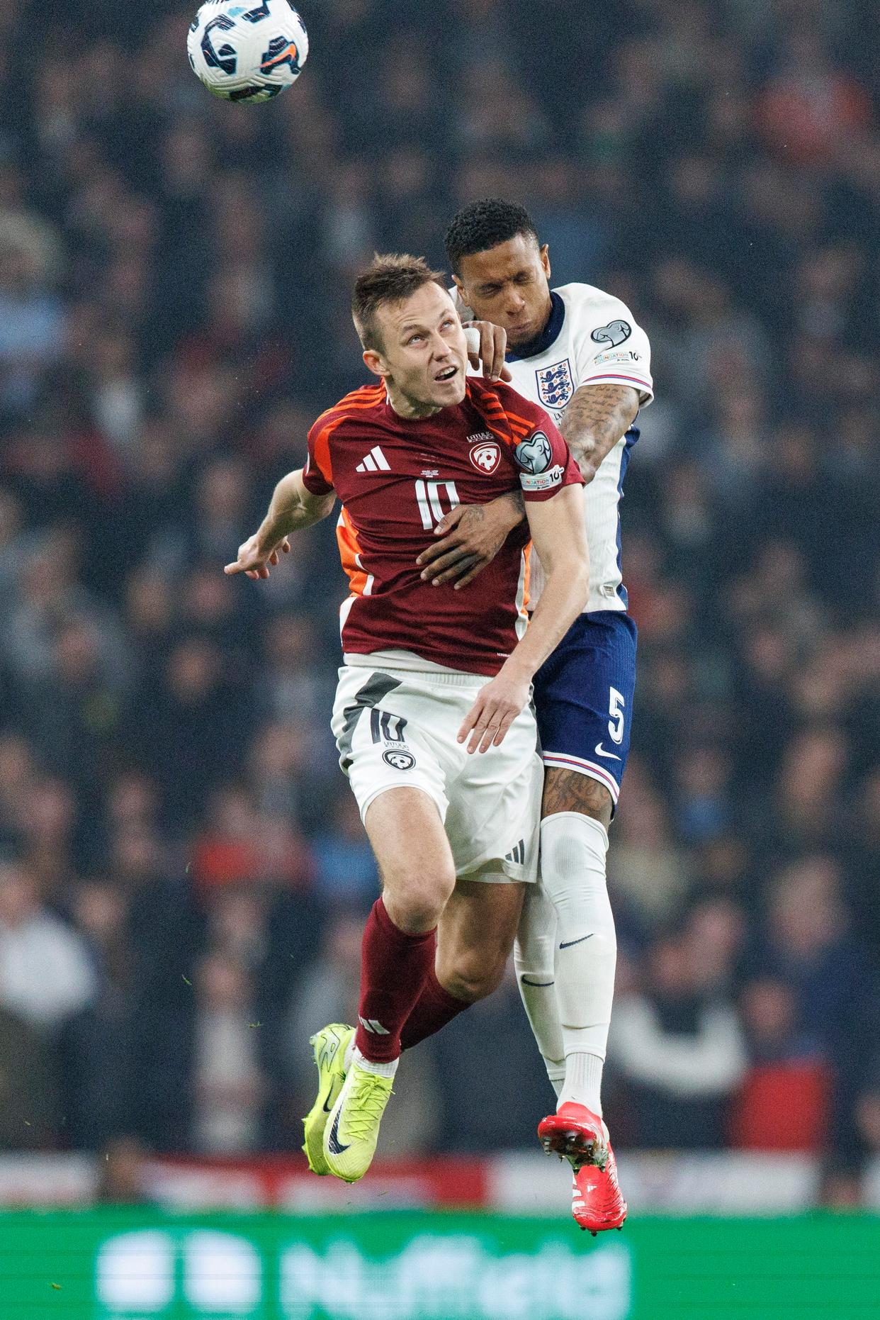 爱游戏官网-英格兰队击败保加利亚，成功晋级淘汰赛