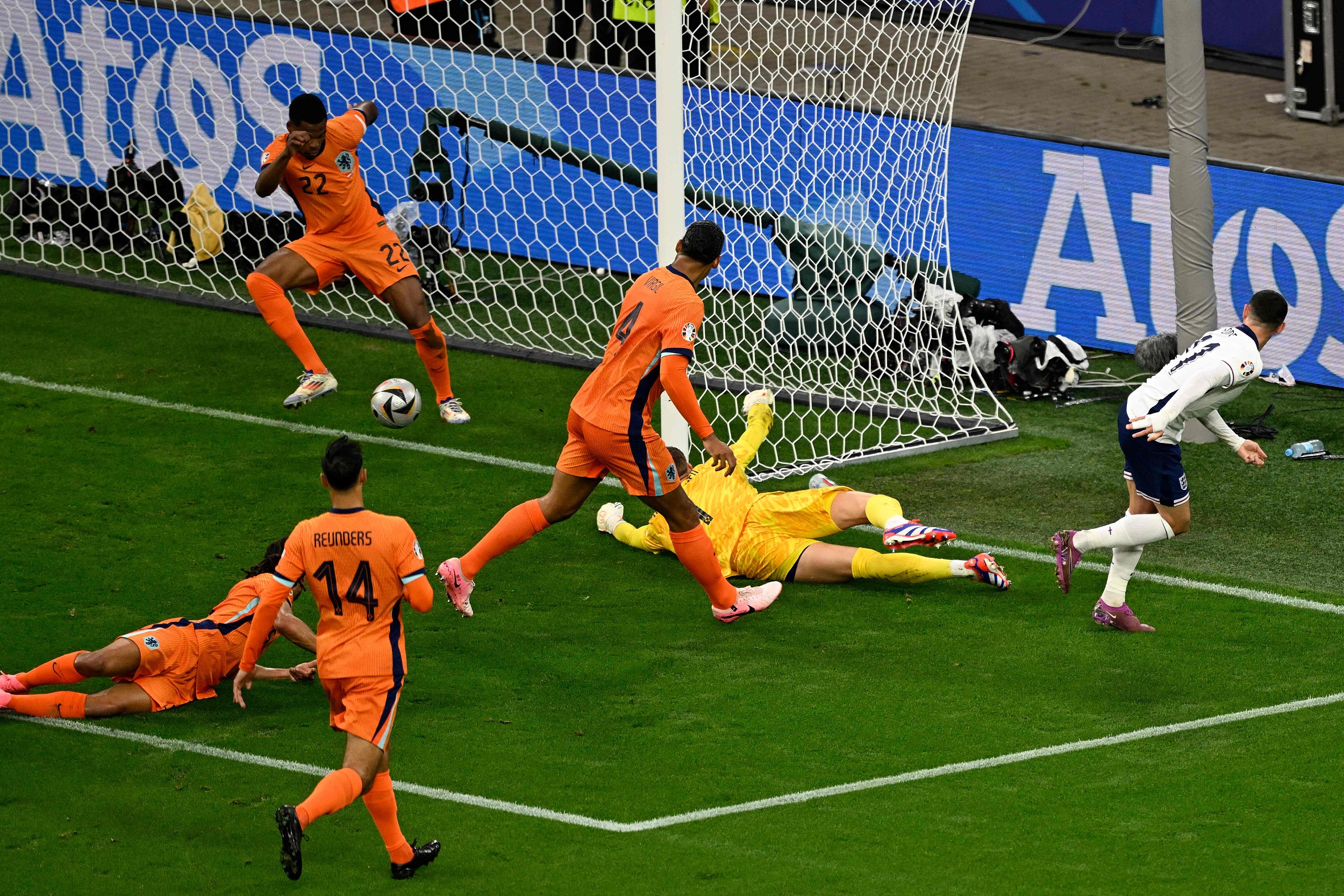 英格兰队击败保加利亚，成功晋级淘汰赛