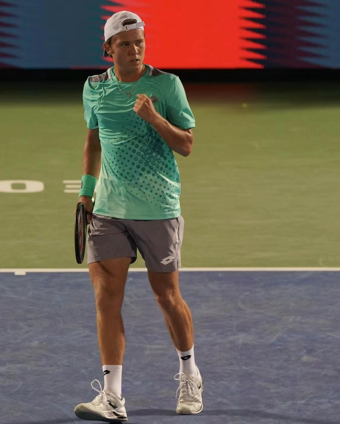 关于美国卫冕冠军气场十足,轻松晋级的信息 关于美国卫冕冠军气场十足,轻松晋级的信息