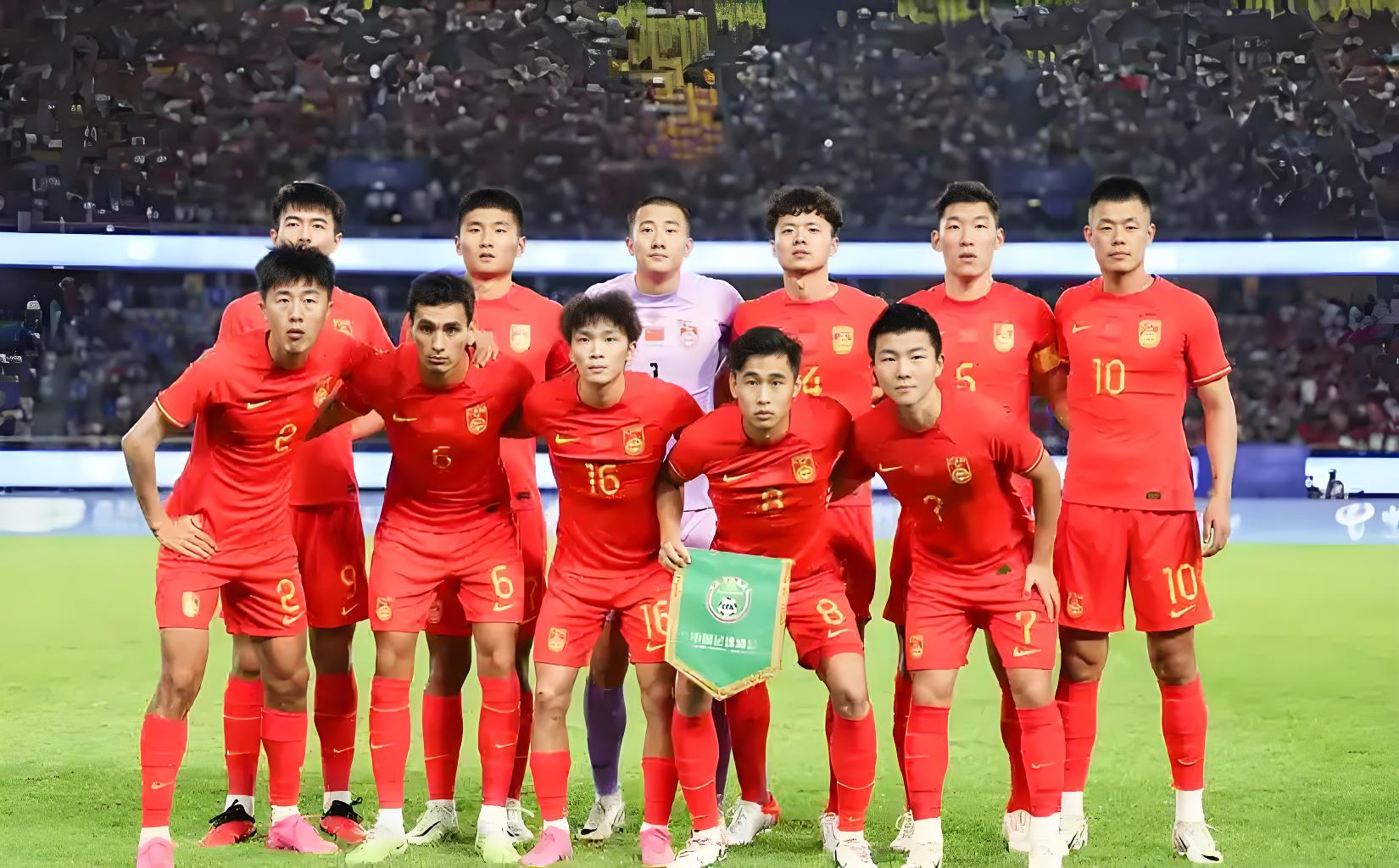 国内足球强队交锋，场上精彩纷呈，球迷热情高涨的简单介绍