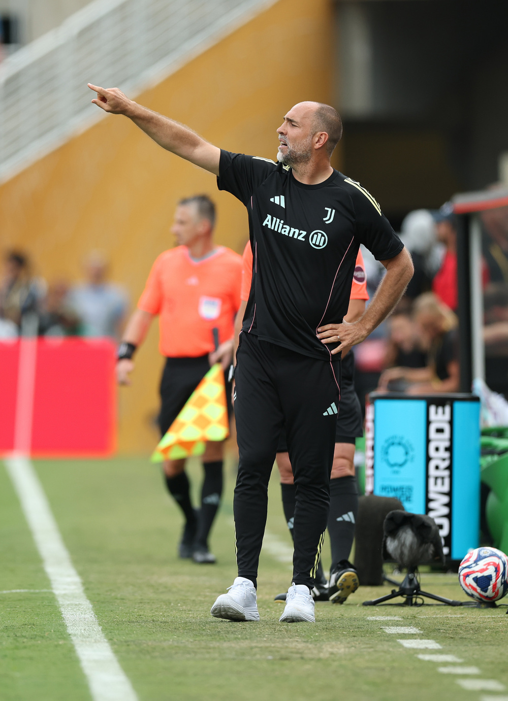 尤文图斯足球俱乐部举办季前友谊赛，备战新赛季的简单介绍