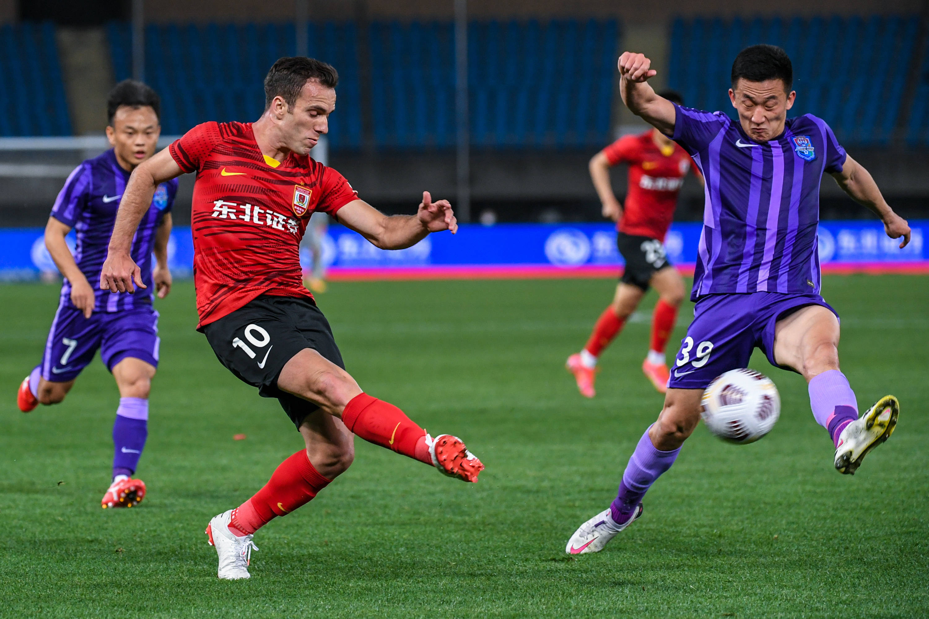 长春亚泰客场战平武汉卓尔，保持不败战绩