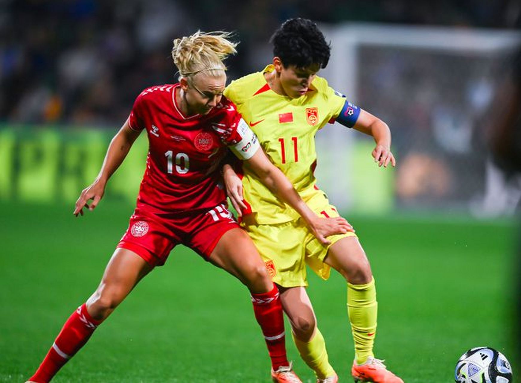 法国女足队在友谊赛中取得胜利