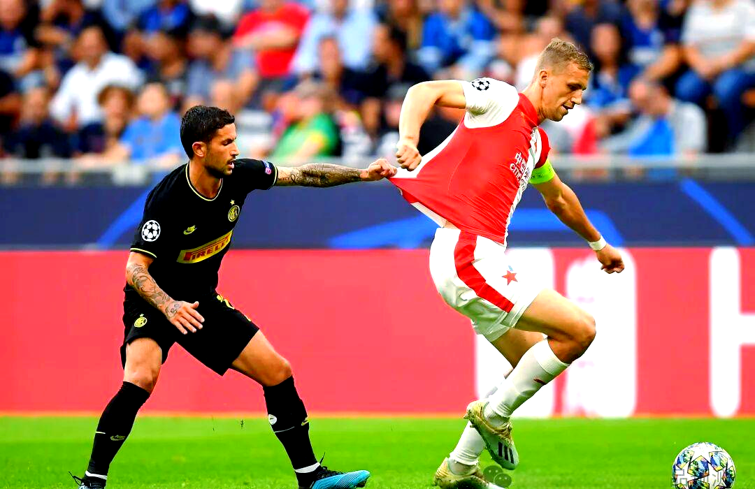 包含阿贾克斯战胜皇家社会，小组出线将近的词条