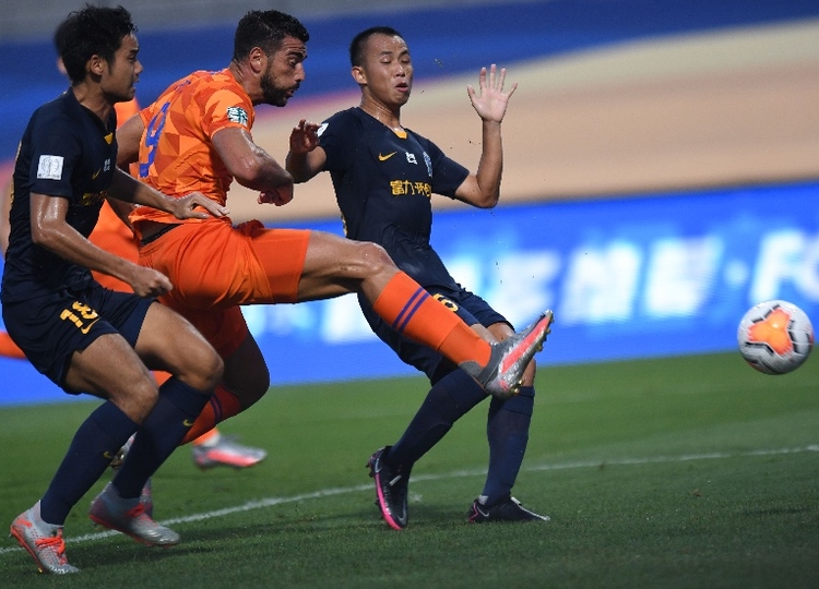 广州富力击败山东鲁能，取得胜利